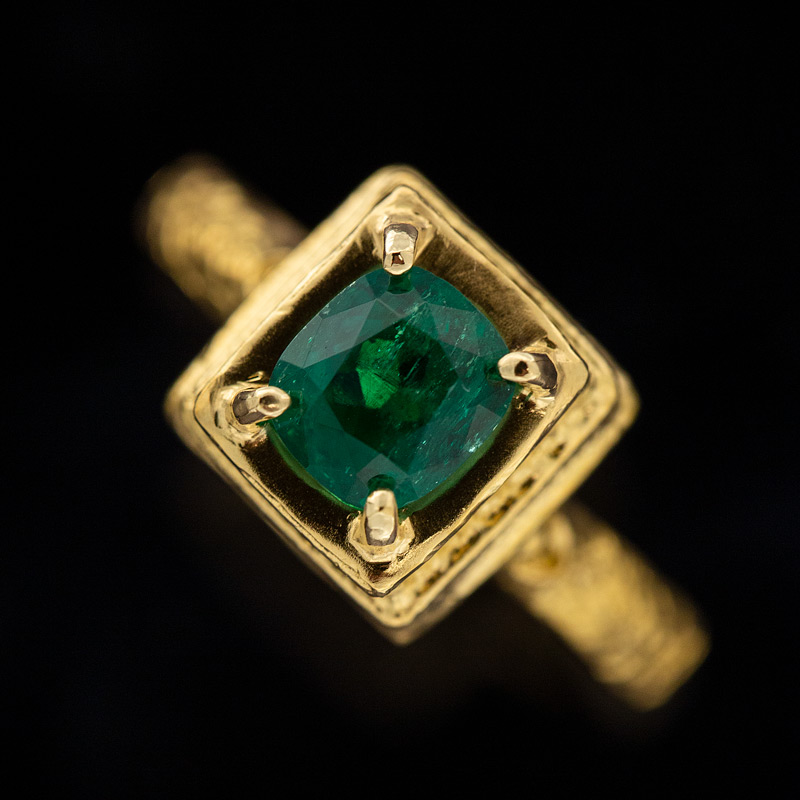 Mudejar style ring with Colombian emerald front view.