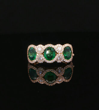 Emerald & diamond fashion ring in 18KT yellow gold